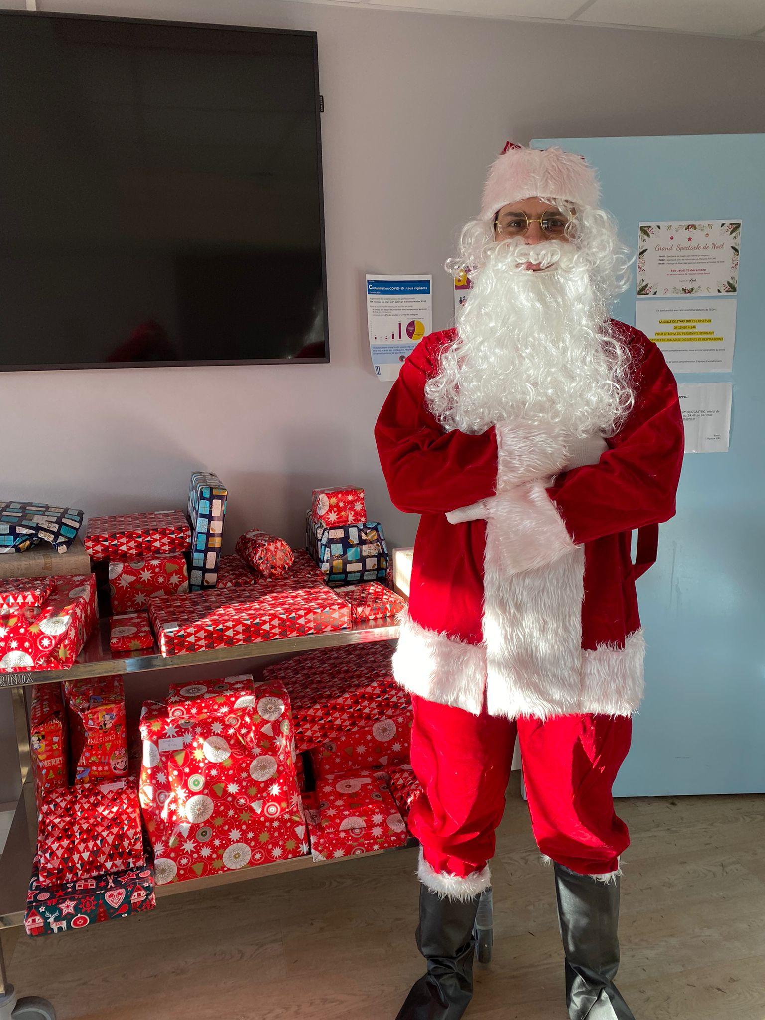 Le père Noël avec des cadeaux à l'hôpital Robert Debré